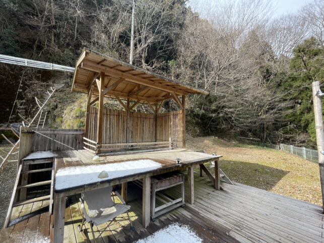 雪が少し積もっている