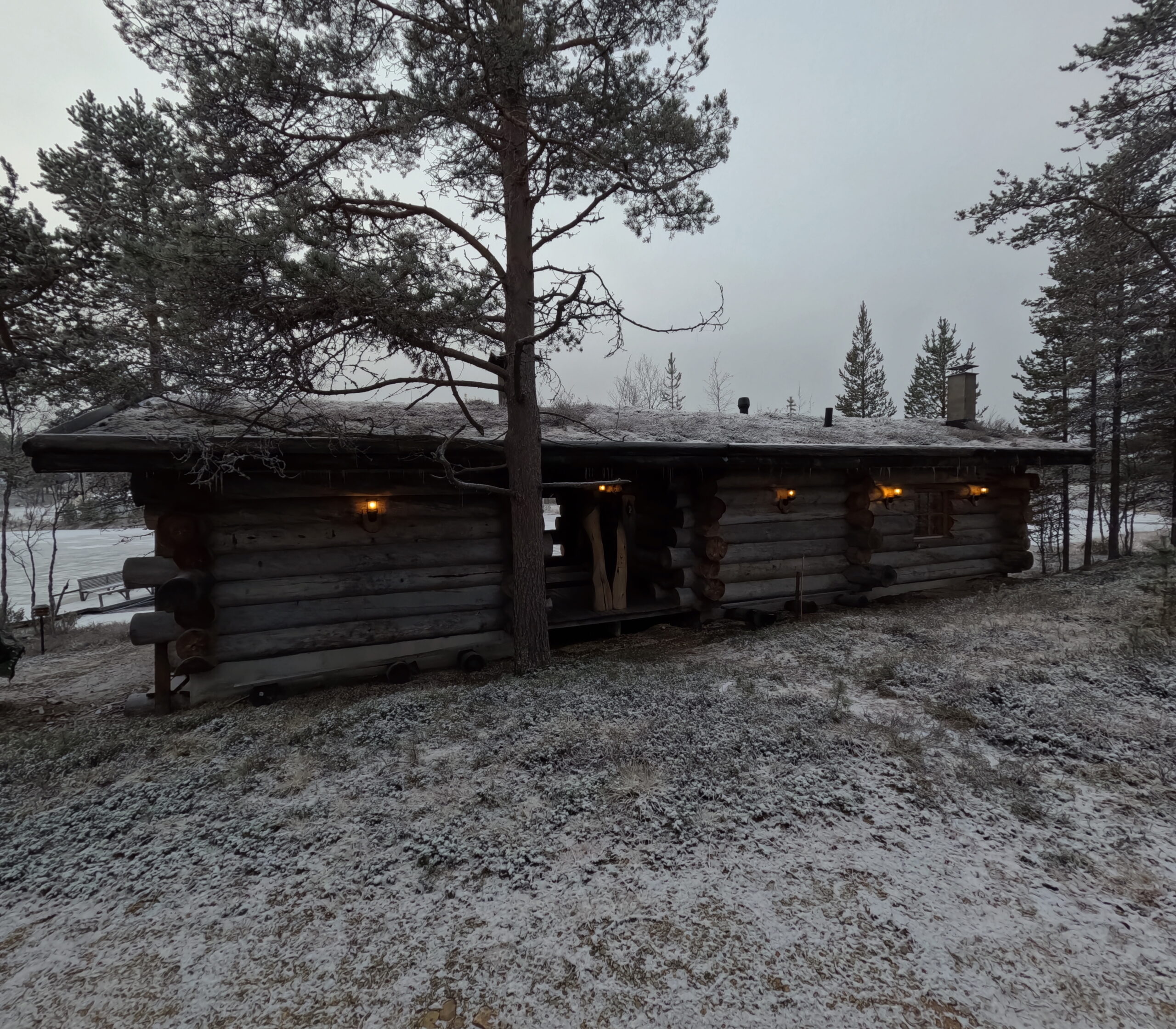 Kakslauttanen Arctic Resort外観｜雪景色の中の伝統的なログハウス造りサウナ施設｜Saariselkä"