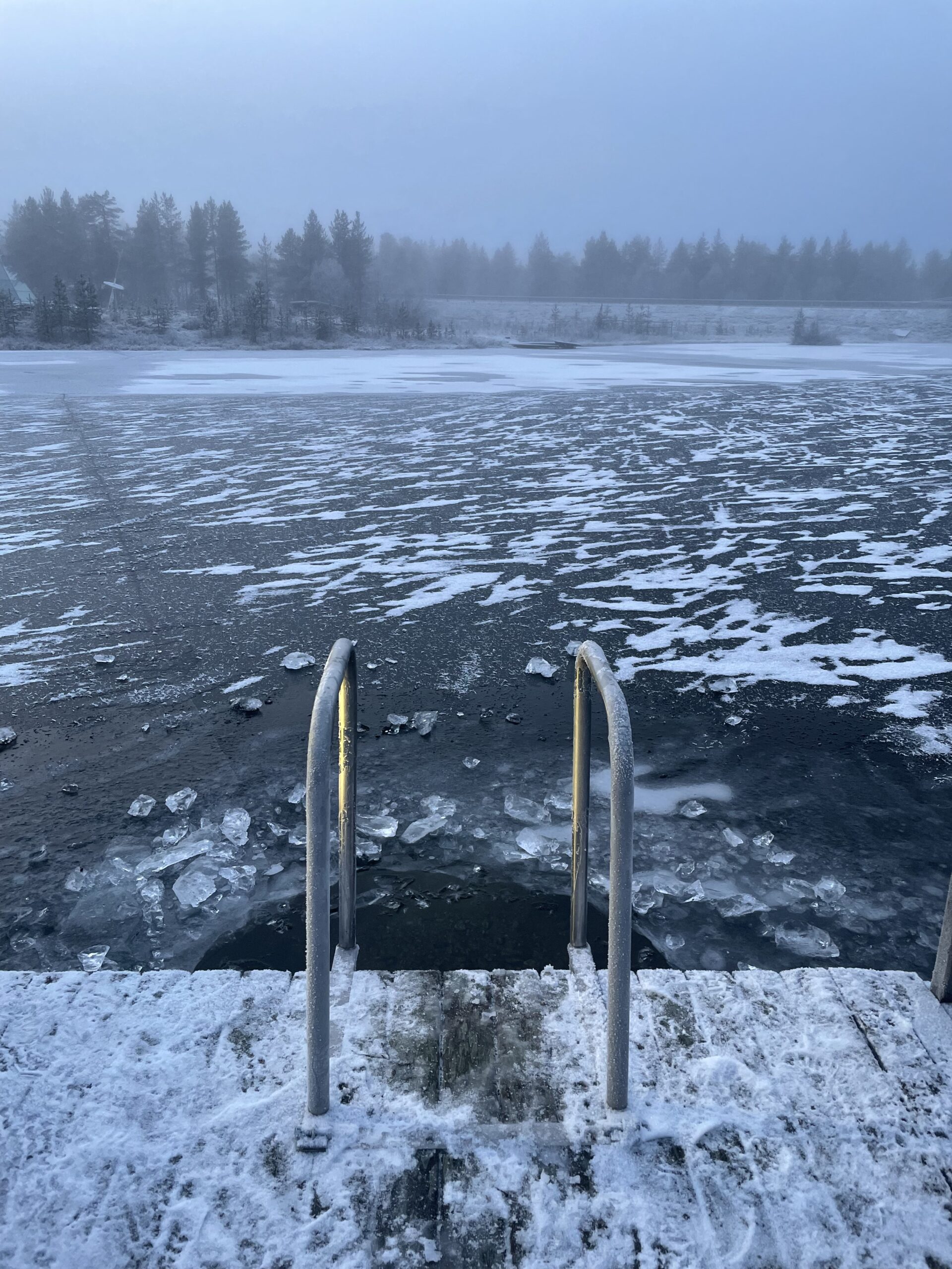 Kakslauttanen Arctic Resortアイスバス（水風呂）｜凍る湖でのととのい体験｜Saariselkä