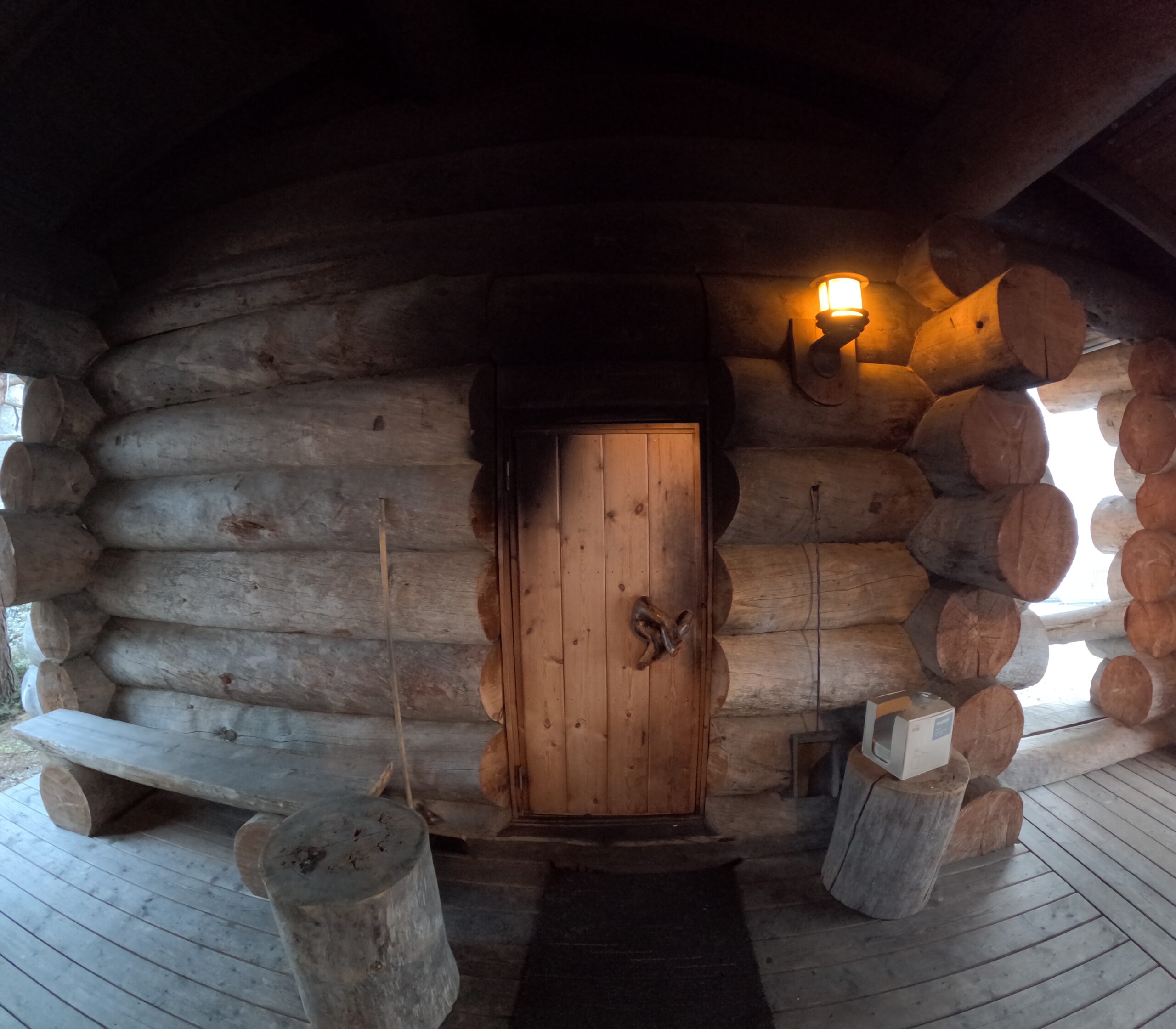 Kakslauttanen Arctic Resortのサウナ室入口｜手作りのドアハンドルが特徴的な丸太造りの扉｜Saariselkä