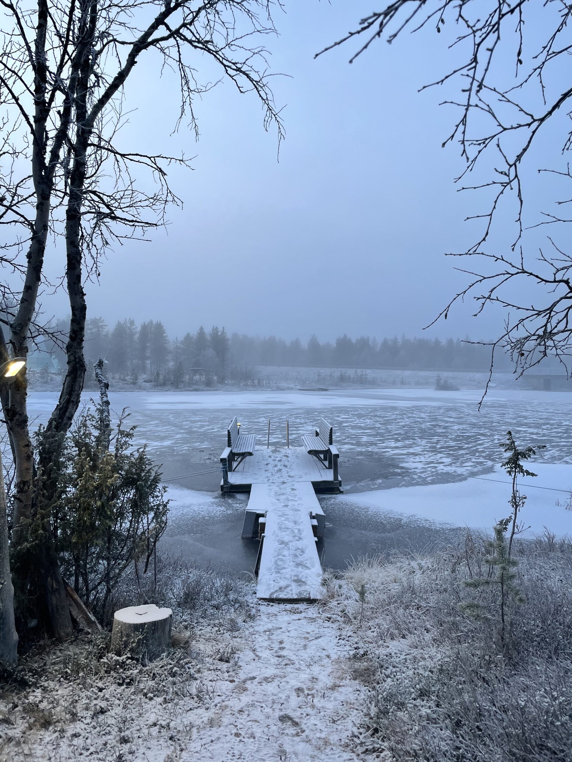 Kakslauttanen Arctic Resort外気浴スペース｜雪化粧した湖と桟橋の絶景ロケーション｜Saariselkä