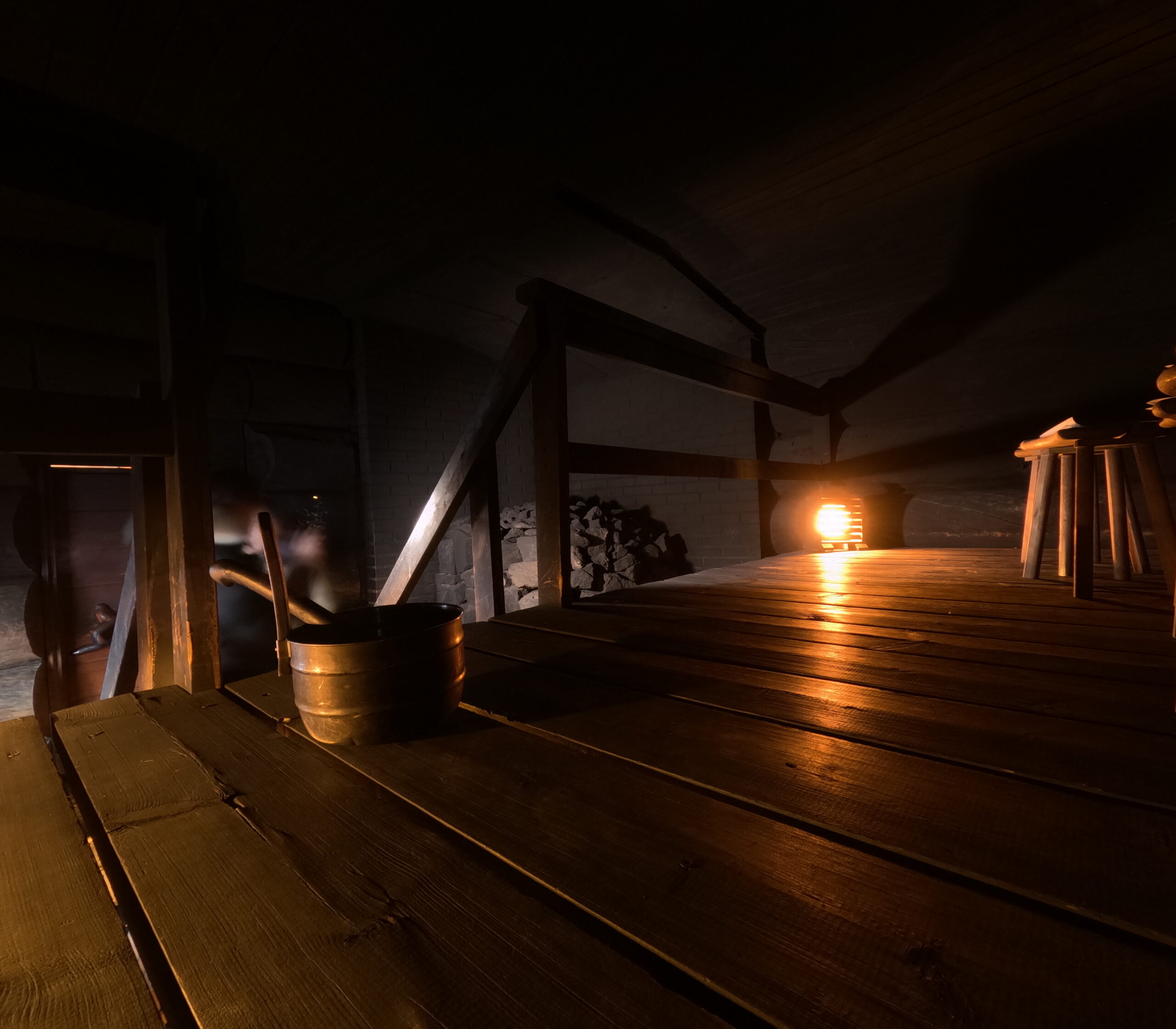 Kakslauttanen Arctic Resortサウナ室内上段｜木桶とバケツのある本格的なサウナ空間｜Saariselkä