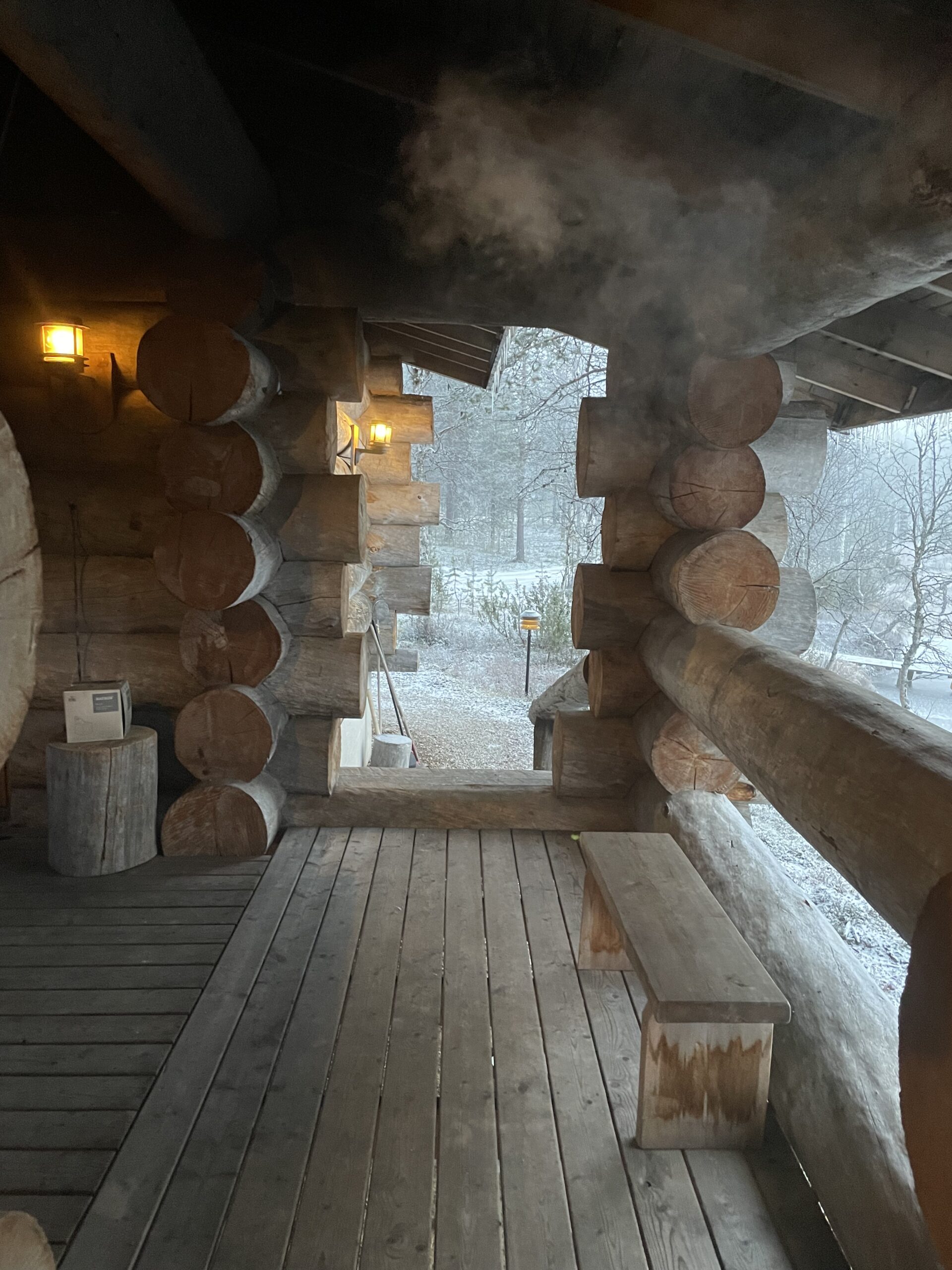 Kakslauttanen Arctic Resortサウナ室内からの眺望｜大きな窓から見える雪景色｜Saariselkä