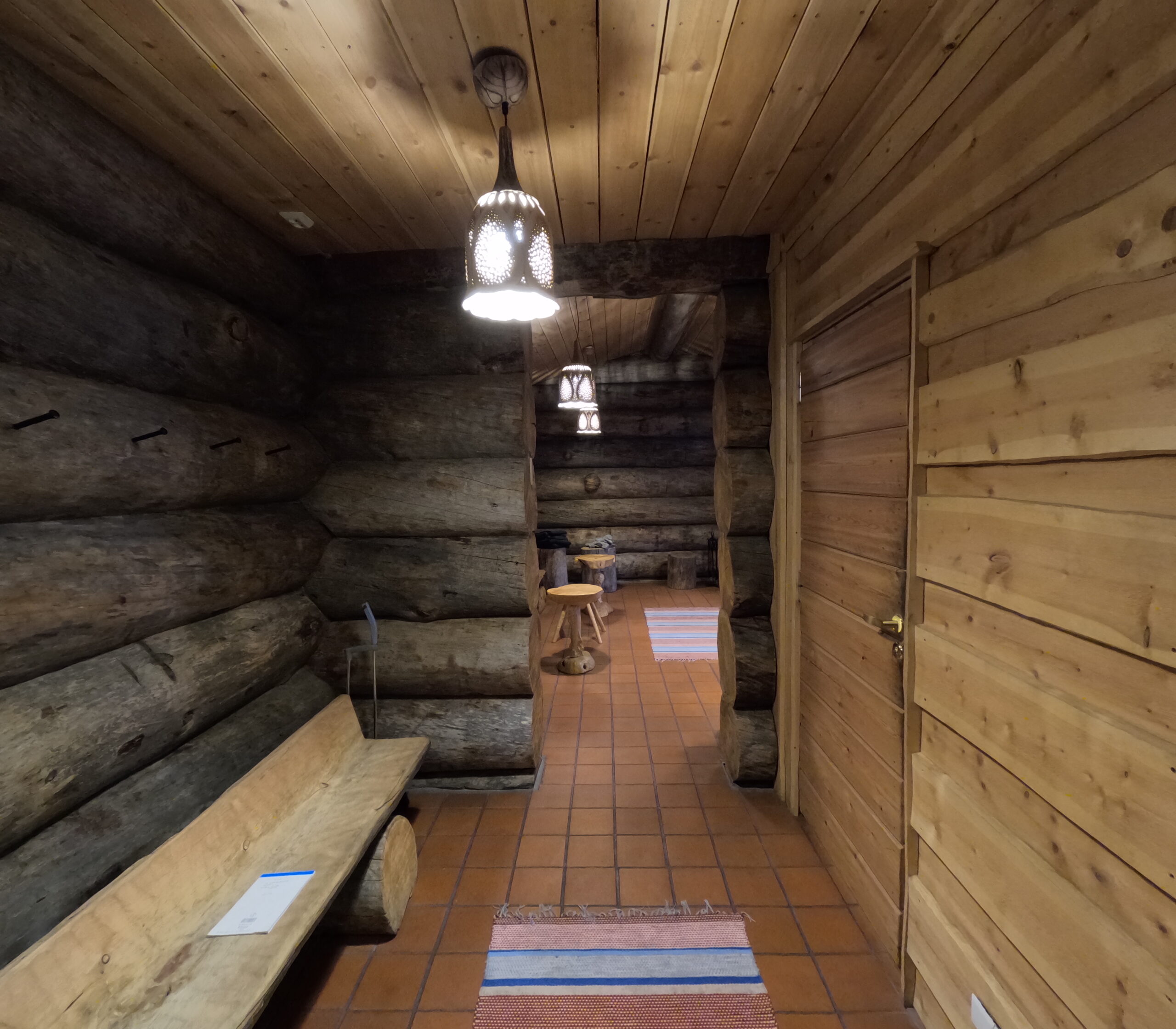 Kakslauttanen Arctic Resortサウナ室内通路｜古材丸太造りの趣ある空間｜Saariselkä"