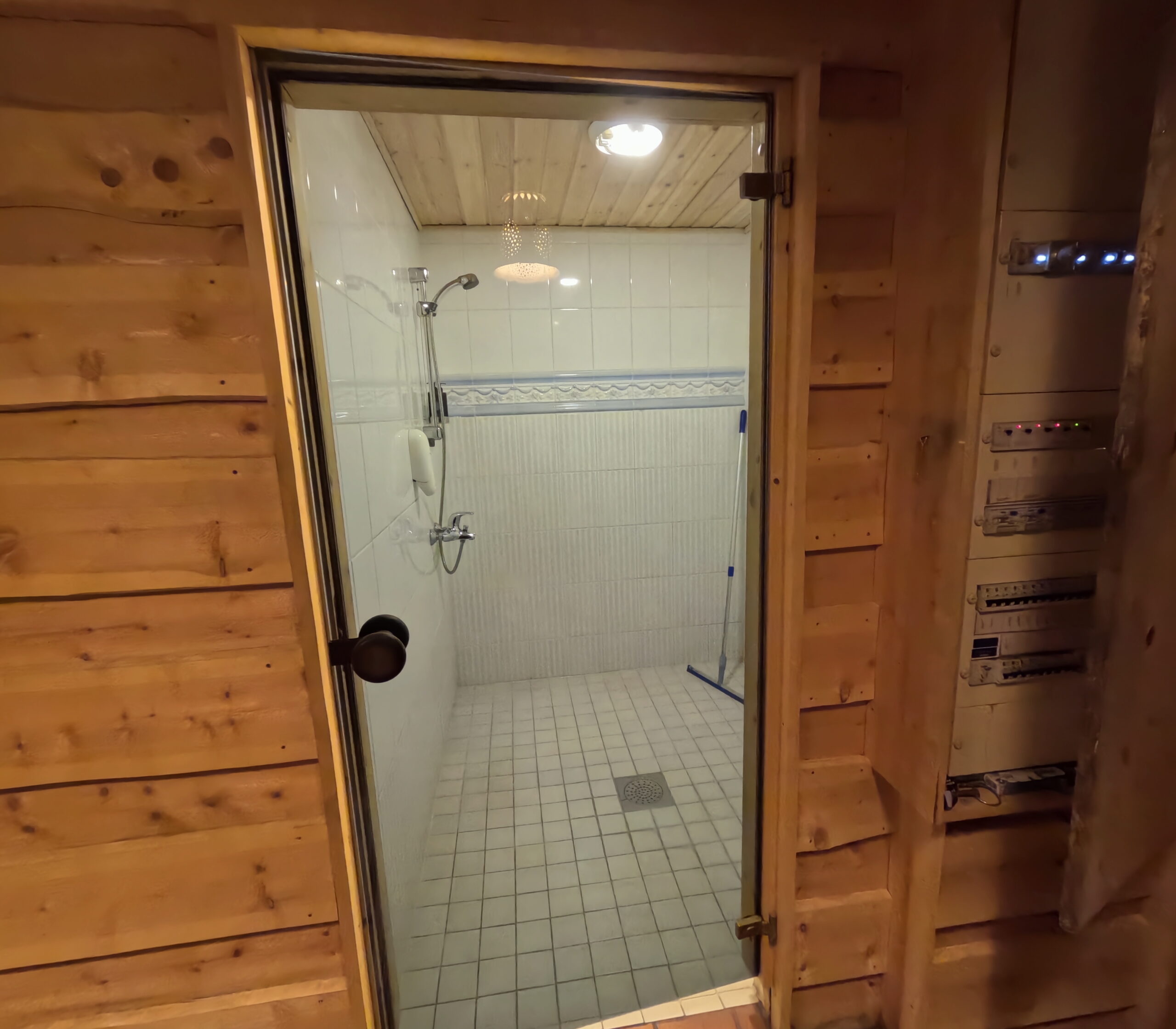 Kakslauttanen Arctic Resortシャワールーム｜白タイル張りの清潔な洗い場｜Saariselkä"