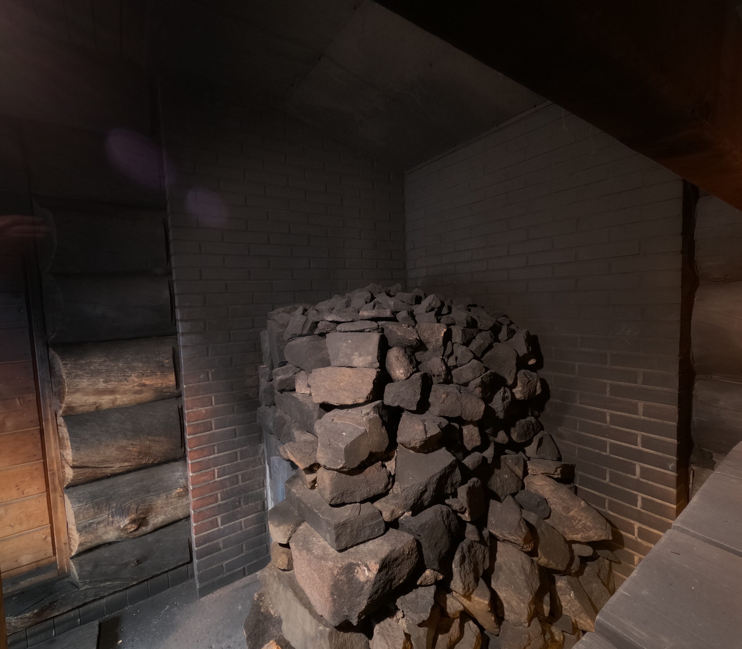 Kakslauttanen Arctic Resortスモークサウナのストーブ｜サウナストーンを積んだ伝統的なロウリュストーブ｜Saariselkä"