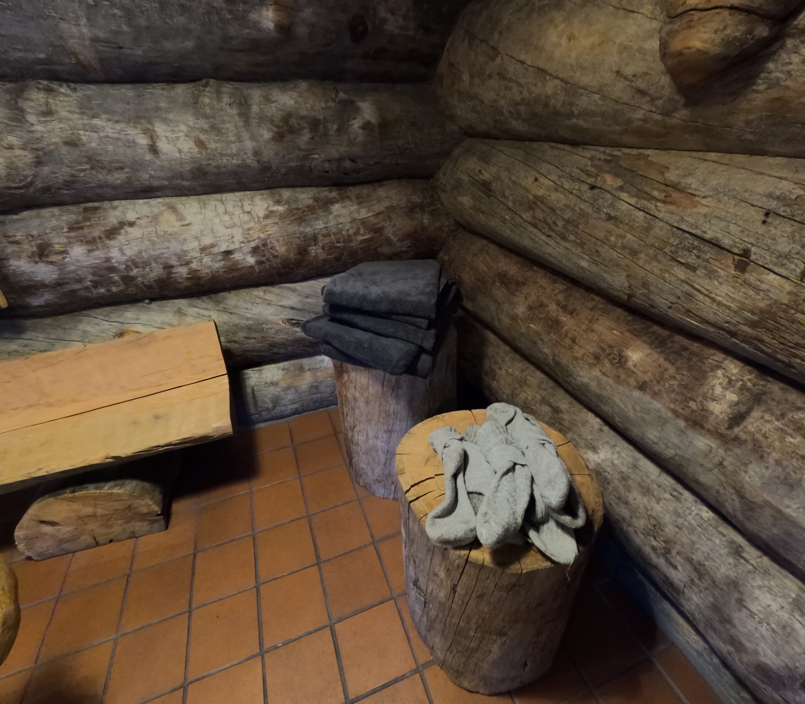 Kakslauttanen Arctic Resort事前に用意してくれた靴下とバスタオル｜防寒対策・怪我防止｜Saariselkä"