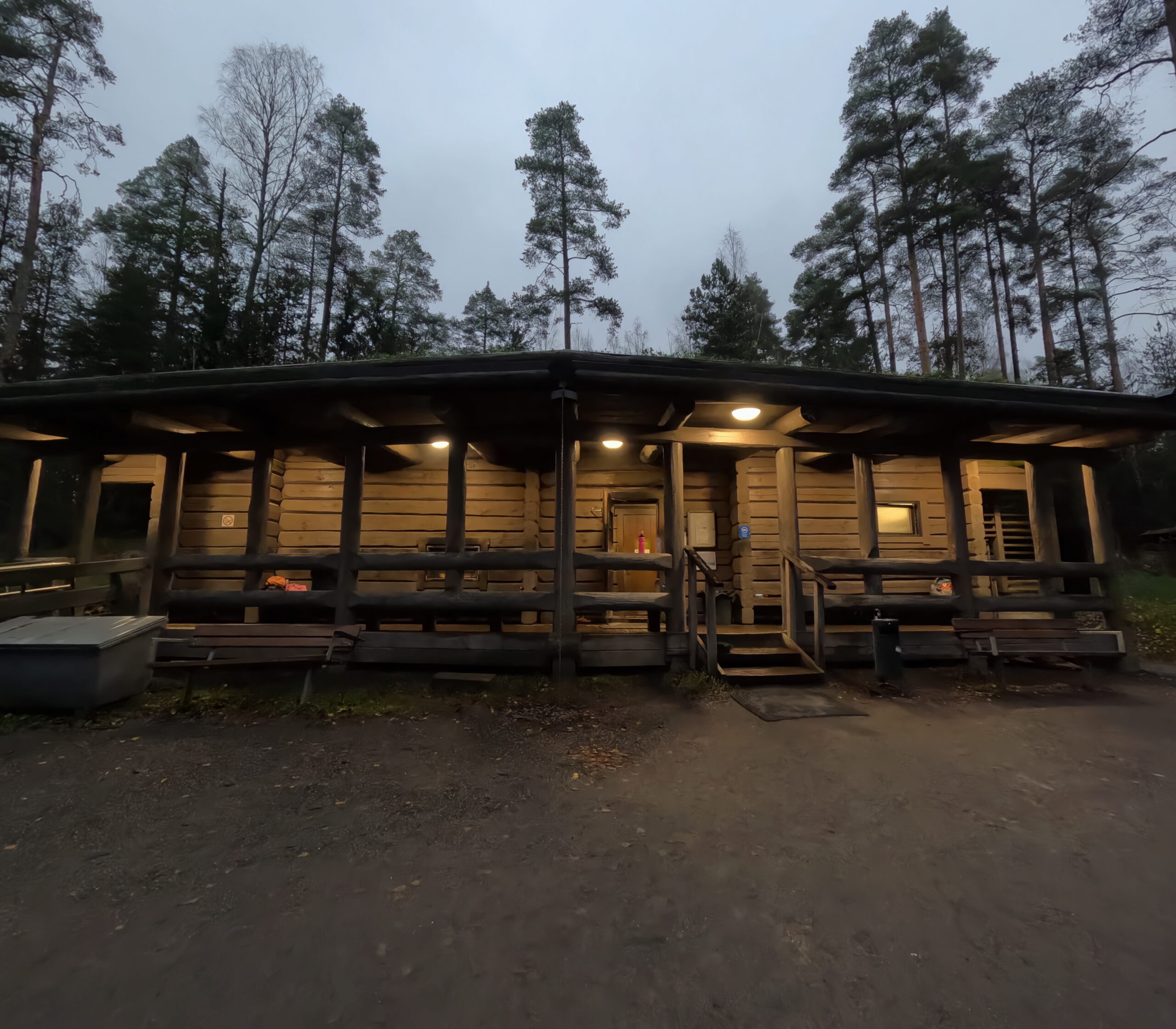 Kuusijärvi大型スモークサウナ棟｜伝統的な丸太造りの木製建築、広いベランダ付き、針葉樹の森に囲まれた温かみのある外観｜ヴァンター市・フィンランド