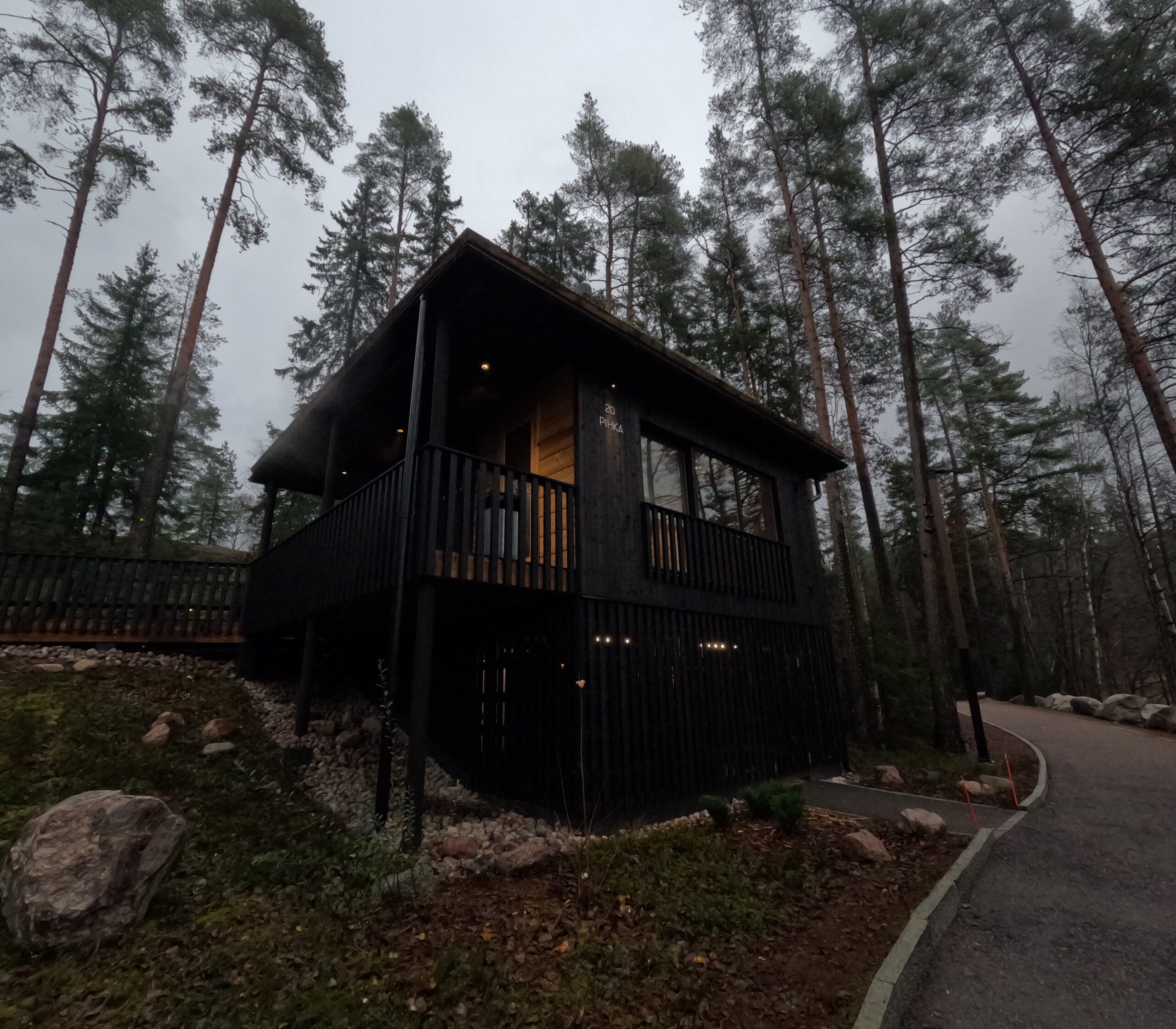 Kuusijärvi新設スモークサウナPihka棟｜黒い木製外壁、曇り空の下の針葉樹林に囲まれた現代的エコ建築｜ヴァンター市