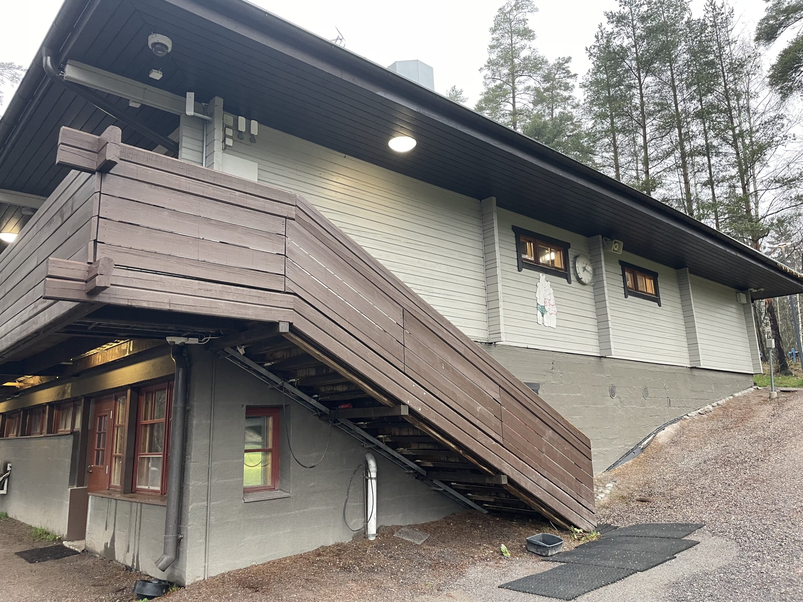 Kuusijärviの受付｜カフェと電気ストーブサウナもこの建物内にある｜ヴァンター市・フィンランド