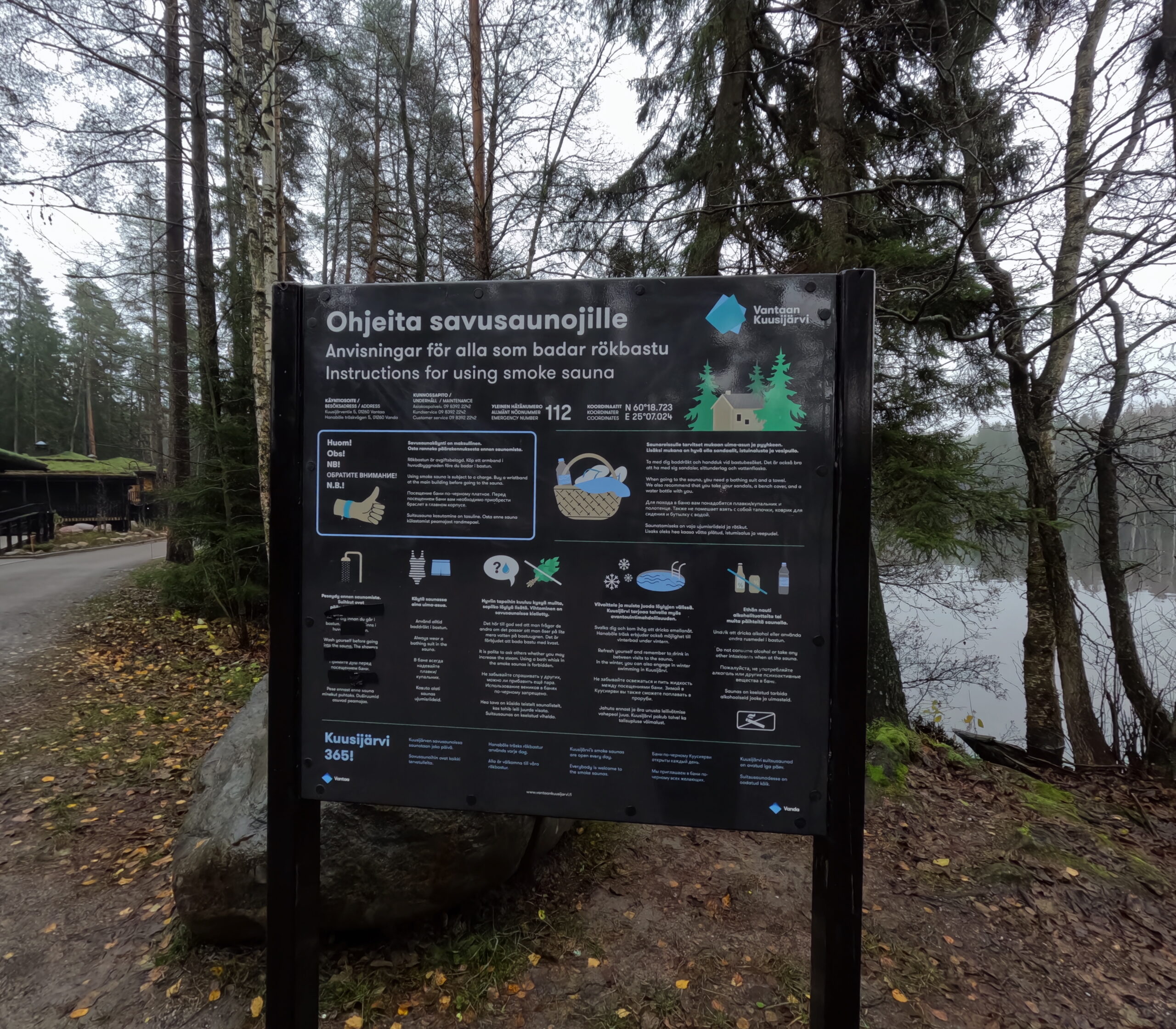 Kuusijärviスモークサウナ使用案内板｜フィンランド語と英語で書かれた詳細な使用方法と地図、Vantaan Kuusijärviのロゴ入り｜ヴァンター市