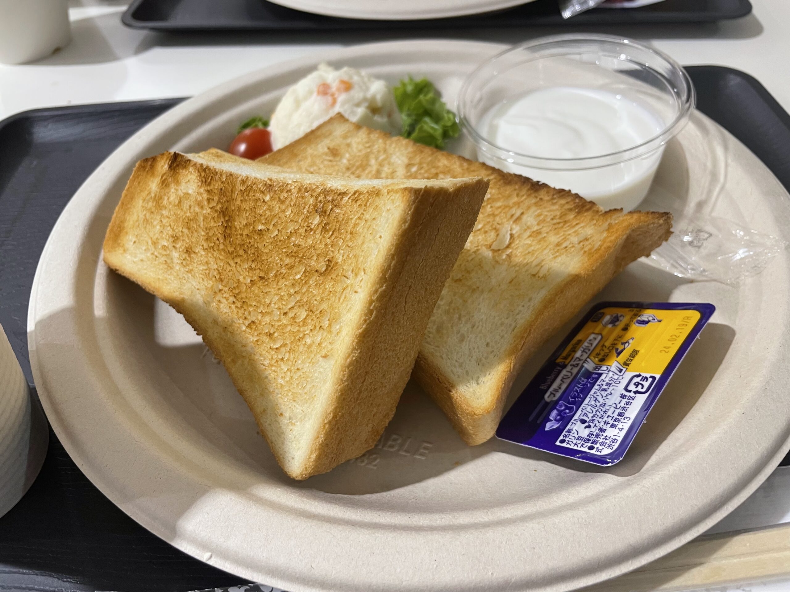 SPA銭湯ゆっこ盛岡で楽しめる朝食プレート｜厚切りトースト、ポテトサラダ、レタス、ミニトマト、ヨーグルトを盛り付けた料理｜岩手県盛岡市